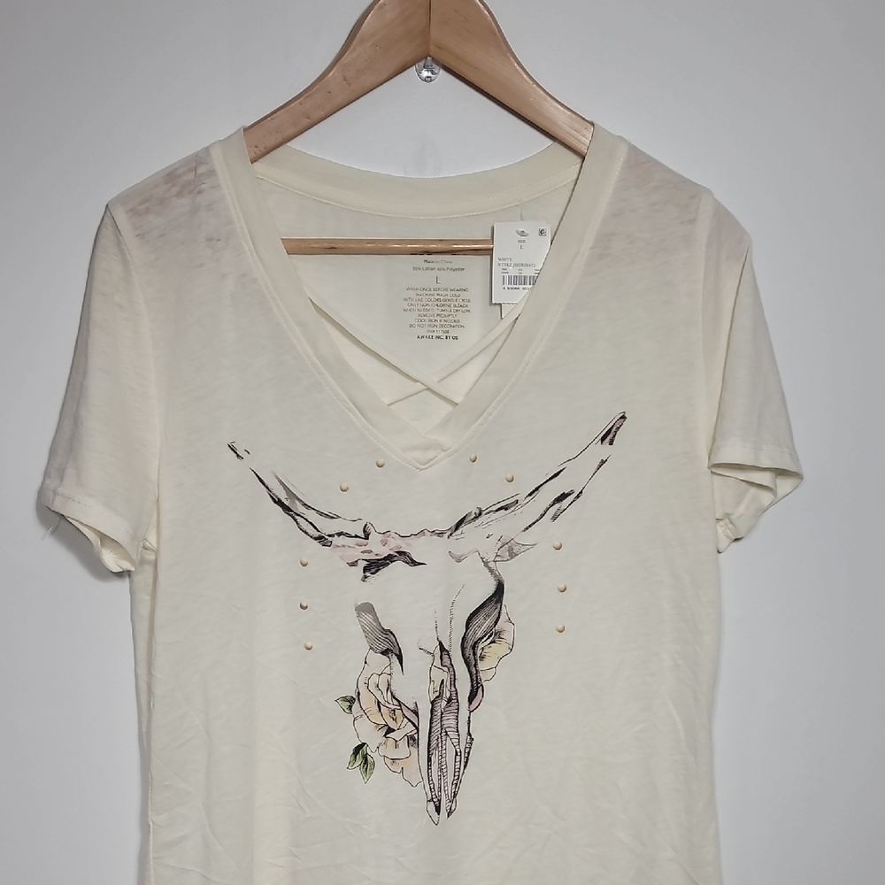 Zoe & Liv Cream V-Neck T-Shirt with Skull Design